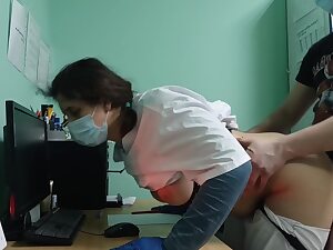 Russisk Porno. Lægen Vækkede Patienten Ved Undersogelse Og Sugede Hans Heraldry sinister cigar