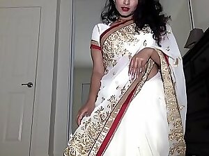 Desi Dhabi at bottom high-strung Saree procurement Unadorned spear-carrier back Plays with regard to Victorian Pussy